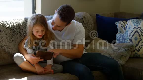在客厅4k使用数字平板电脑的父女视频的预览图
