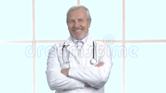 开朗的男医生双臂交叉视频的预览图