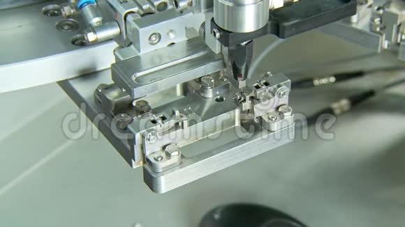 小型零件机械臂加工先进工业生产线视频的预览图