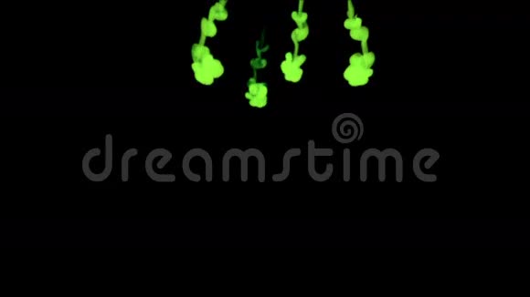 彩色墨水在水下以黑色为背景绿色墨水背景烟墨系列三维渲染体素视频的预览图