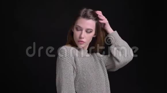 年轻迷人的白人女模特在镜头前的特写照片视频的预览图