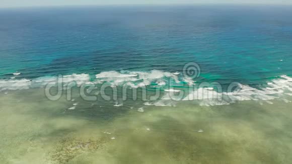 海景蔚蓝的大海天空中有云和岛屿视频的预览图