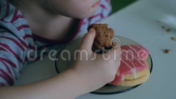 一个女孩在家吃饭视频的预览图