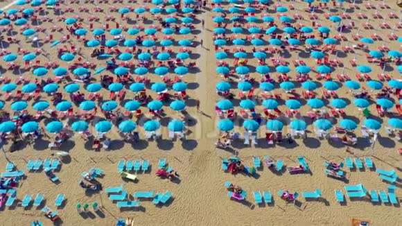 意大利意大利五月2019年意大利亚得里亚海海岸线上的Lignano海滩空中无人机景观夏天的欧洲视频的预览图
