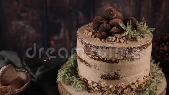 黑巧克力松露和榛子视频的预览图