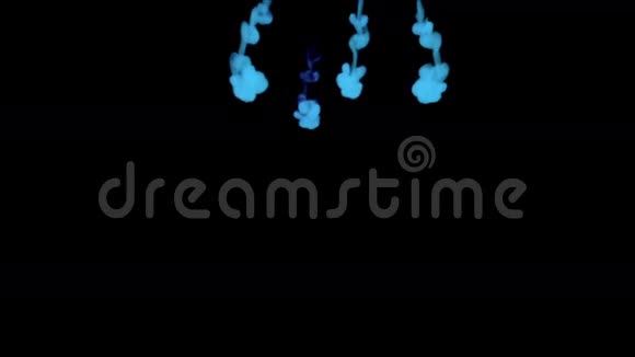 彩色墨水在黑色背景下在水下传播蓝色背景smoke和ink系列三维渲染体素视频的预览图