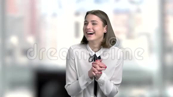 快乐的白种人女士在笑视频的预览图