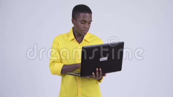 年轻快乐的非洲商人用笔记本电脑视频的预览图