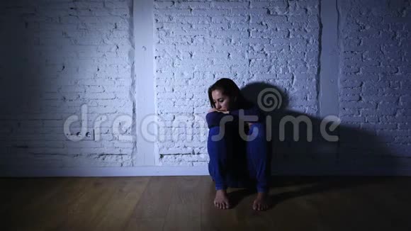 孤独的女人患有抑郁症视频的预览图