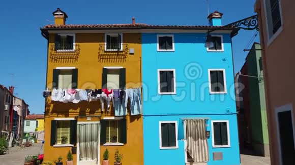 意大利威尼斯的布鲁诺街上有五颜六色的房子门面上有洗衣房视频的预览图