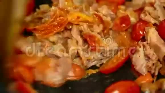 番茄培根洋葱胡萝卜在锅里视频的预览图