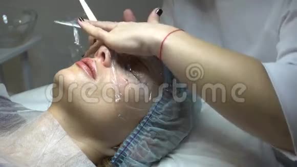 年轻女子在美容院接受治疗视频的预览图