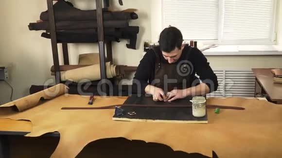 工匠用一块皮做活视频的预览图