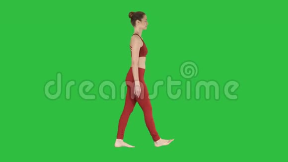 瑜伽女走在绿色屏幕上彩色键视频的预览图