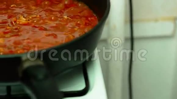 番茄培根洋葱胡萝卜在锅里视频的预览图