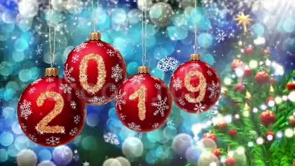 红色球与数字2019挂在背景的蓝色bokeh和旋转圣诞树3d渲染视频的预览图