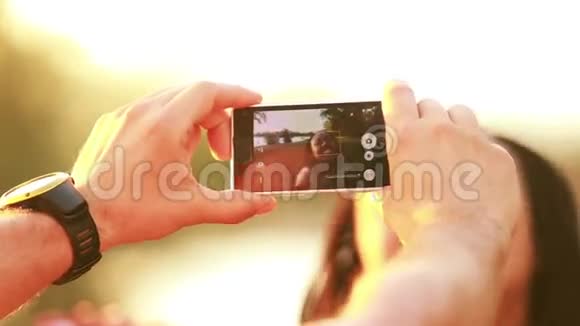 年轻人用电话给美女拍照视频的预览图