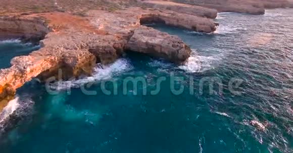日落时美丽的海滨和悬崖视频的预览图