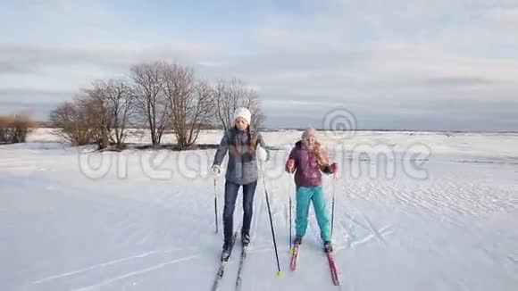 野外越野滑雪视频的预览图