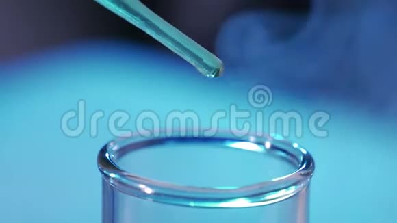 在实验室里一位科学家用吸管分析一种有色液体视频的预览图