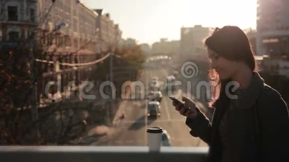 在城市桥上打电话的漂亮女人视频的预览图