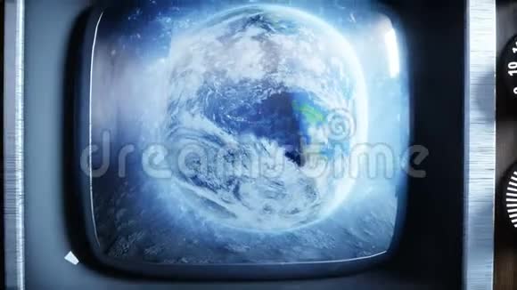 古老的木制老式电视在月球上地球背景空间概念广播视频的预览图
