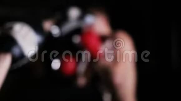 与拳击教练一起训练视频的预览图