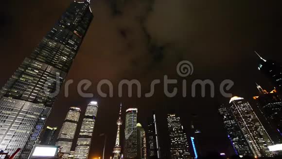 城市摩天大楼夜间上海浦东商务中心地标视频的预览图