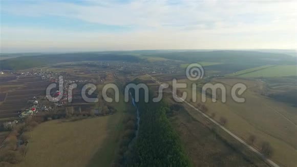 乌克兰村庄和田野的空中景色视频的预览图