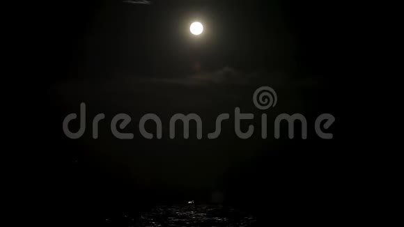 满月的光在海水中反射满月在大海中反射视频的预览图