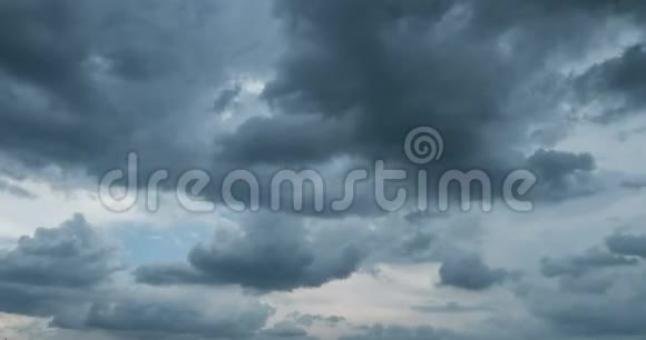 飞行的积云美丽的云时间流逝视频循环视频的预览图