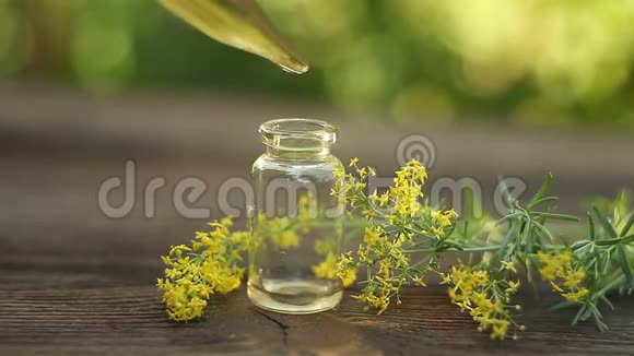 美丽的玻璃瓶桌上鲜花的精华视频的预览图