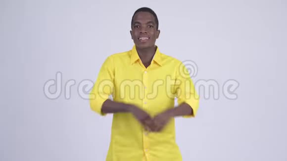 年轻快乐的非洲商人双臂交叉微笑视频的预览图