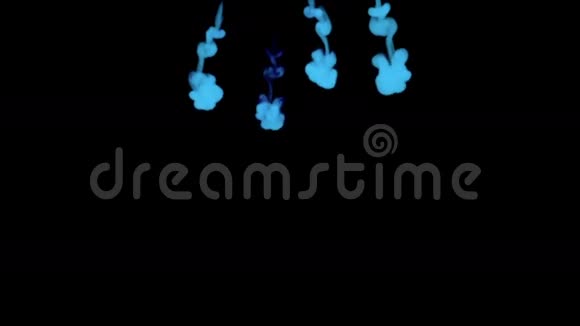 彩色墨水在黑色背景下在水下传播蓝色背景smoke和ink系列三维渲染体素视频的预览图