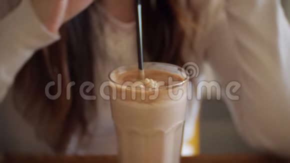在咖啡馆喝卡布奇诺的女孩视频的预览图