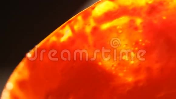 神秘的红色行星在星空中旋转视频的预览图