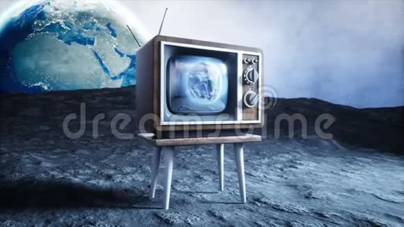古老的木制老式电视在月球上地球背景空间概念广播视频的预览图