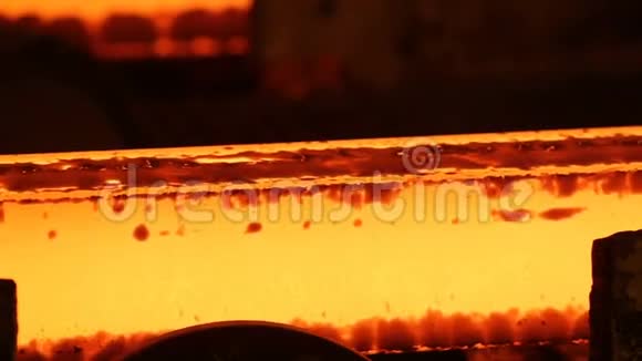 火炬切割时的钢坯巨大的钢铁厂视频的预览图