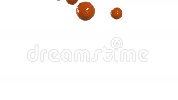 橙色的水滴落在白色的表面动作缓慢彩色油漆视频的预览图