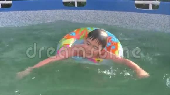快乐的孩子在夏日的泳池里洗澡视频的预览图