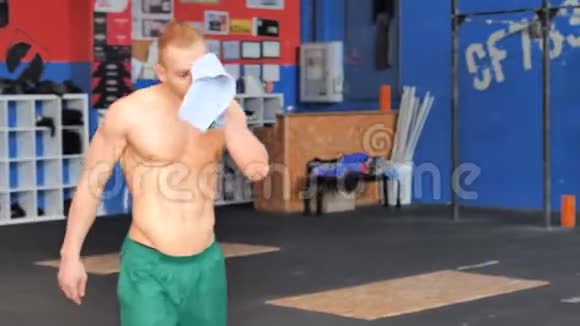 帅哥肌肉男在健身房摆姿势视频的预览图
