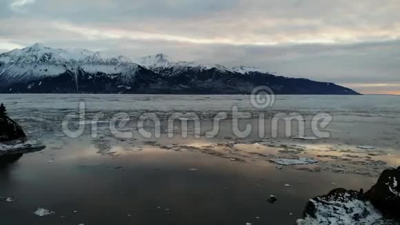 冰在阿拉斯加的山上流动视频的预览图