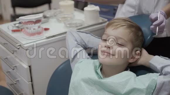 戴牙椅的快乐小男孩视频的预览图
