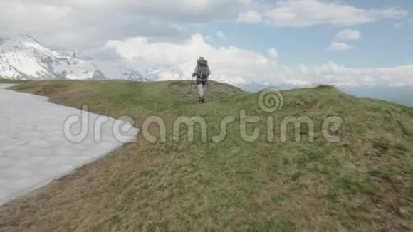 女孩在山区远足科鲁迪湖地区梅斯蒂亚格鲁吉亚视频的预览图
