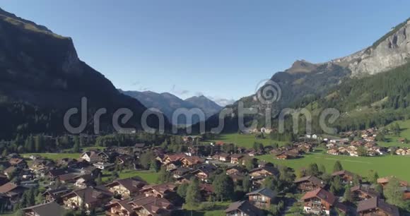瑞士阿尔卑斯山的宁静海景视频的预览图