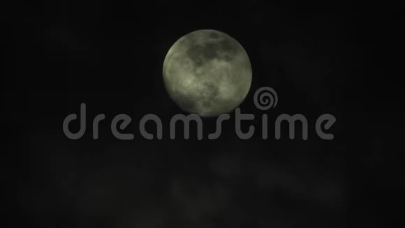 月亮上有云在漆黑的夜空中掠过时间流逝阴云密布明亮的月亮上有云非常详细的视频视频的预览图