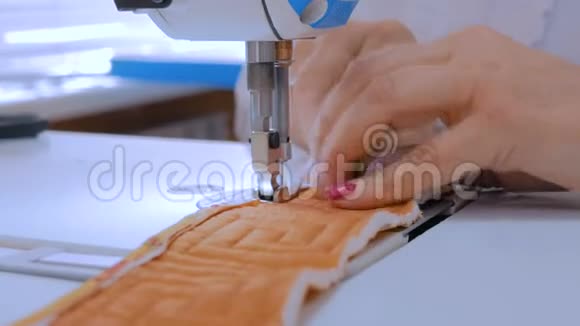 专业裁缝时装设计师用缝纫机缝制衣服视频的预览图