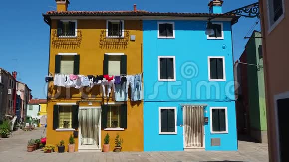 意大利威尼斯的布鲁诺街上有五颜六色的房子门面上有洗衣房视频的预览图