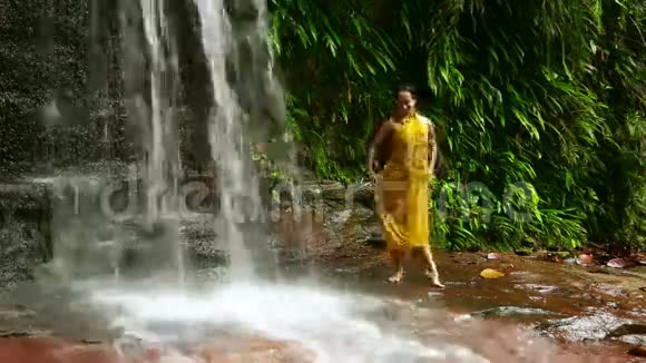 婆罗洲雨林瀑布上的舞者视频的预览图