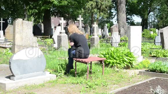 悲伤的女人坟墓视频的预览图